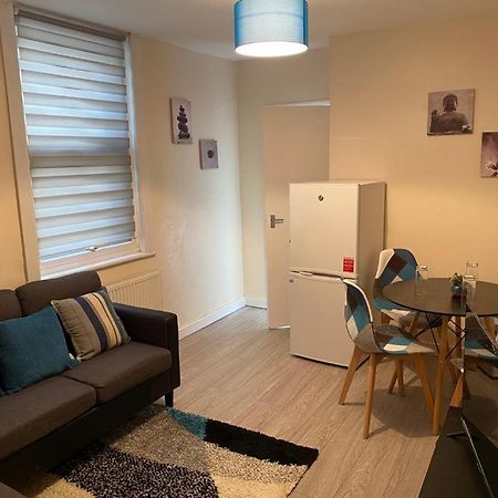 Excellent And Amazing Apartment With Private Parking Gillingham  Exterior photo