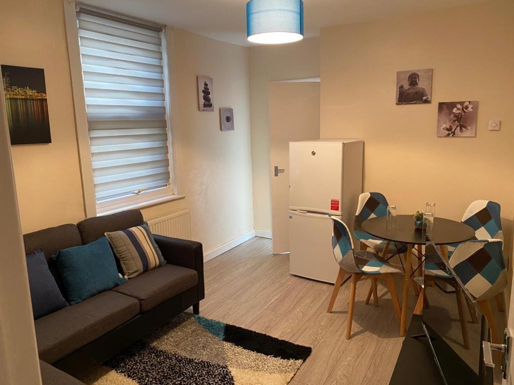 Excellent And Amazing Apartment With Private Parking Gillingham  Exterior photo
